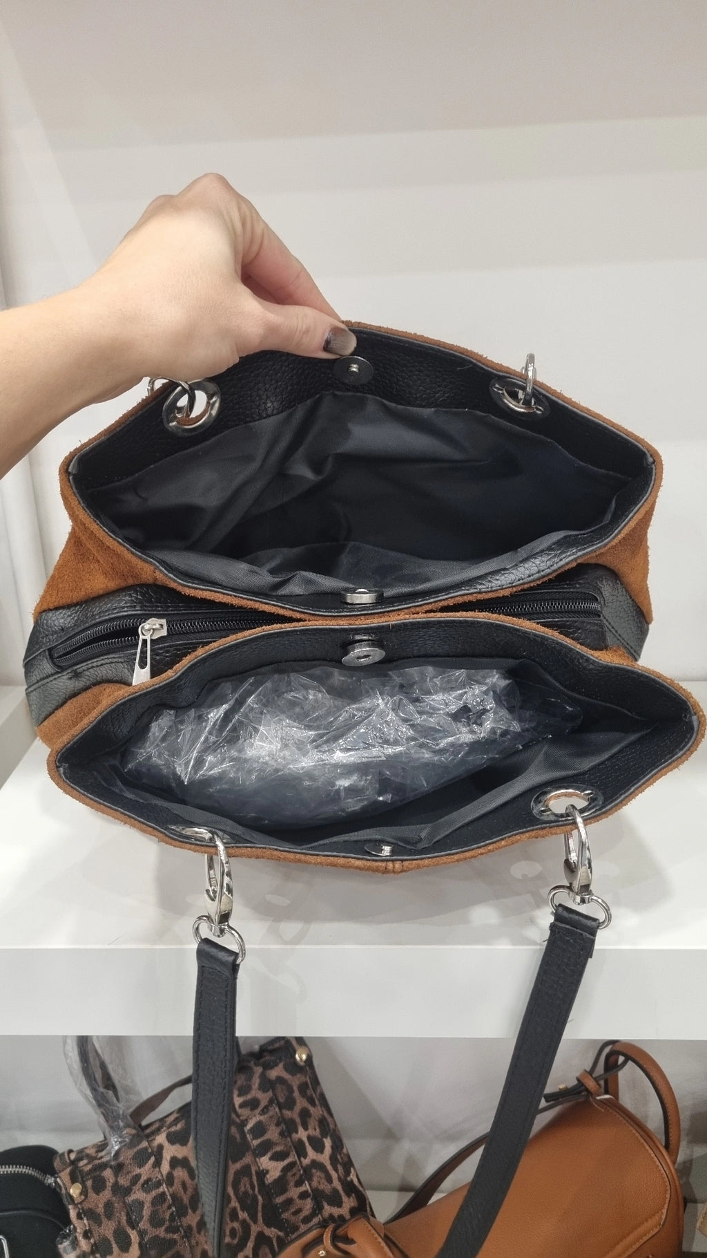 Genuine italian Leather shoulder bag in chestnut