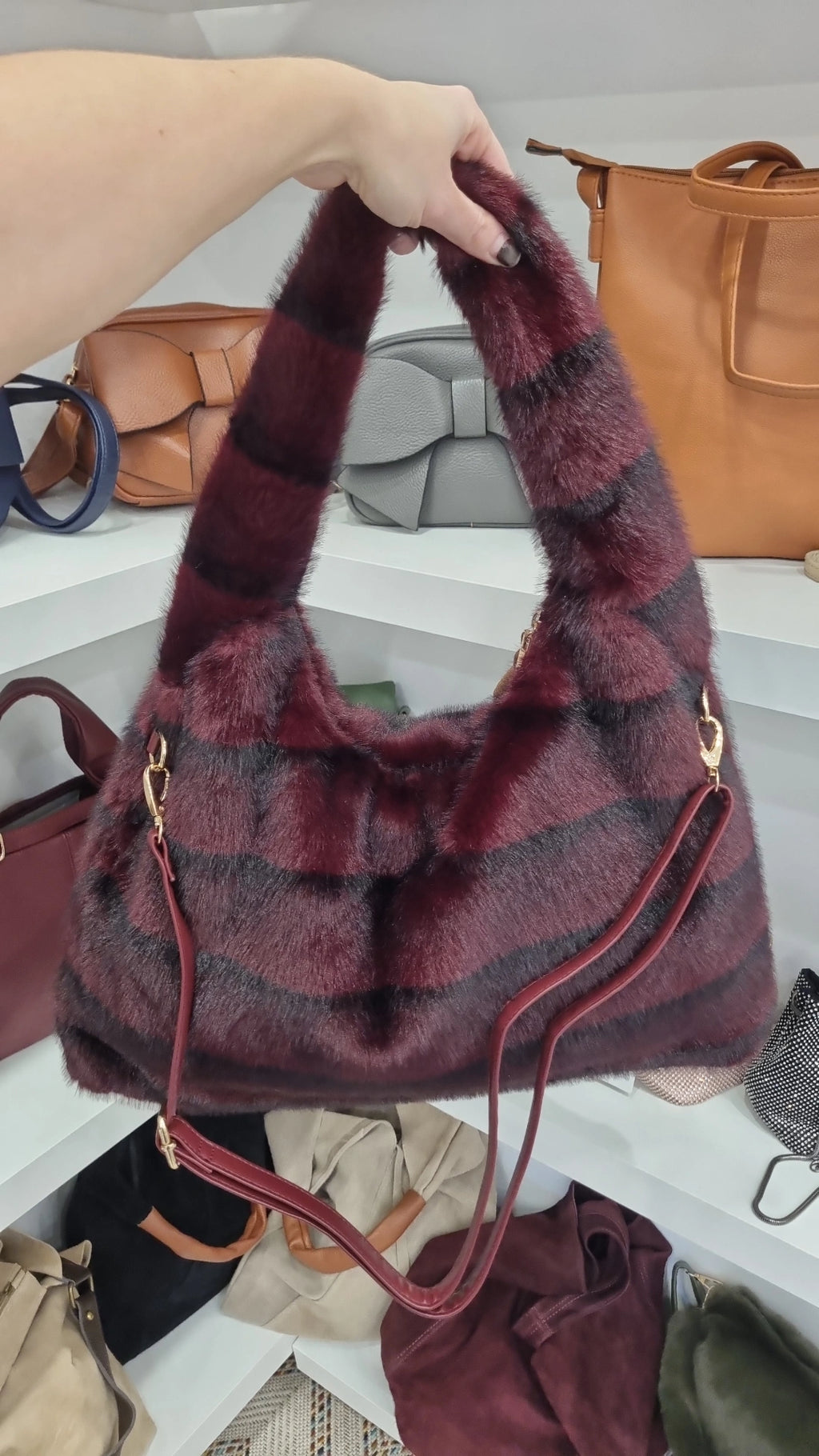 Faux fur Hobo crosbsody bag in burgandy