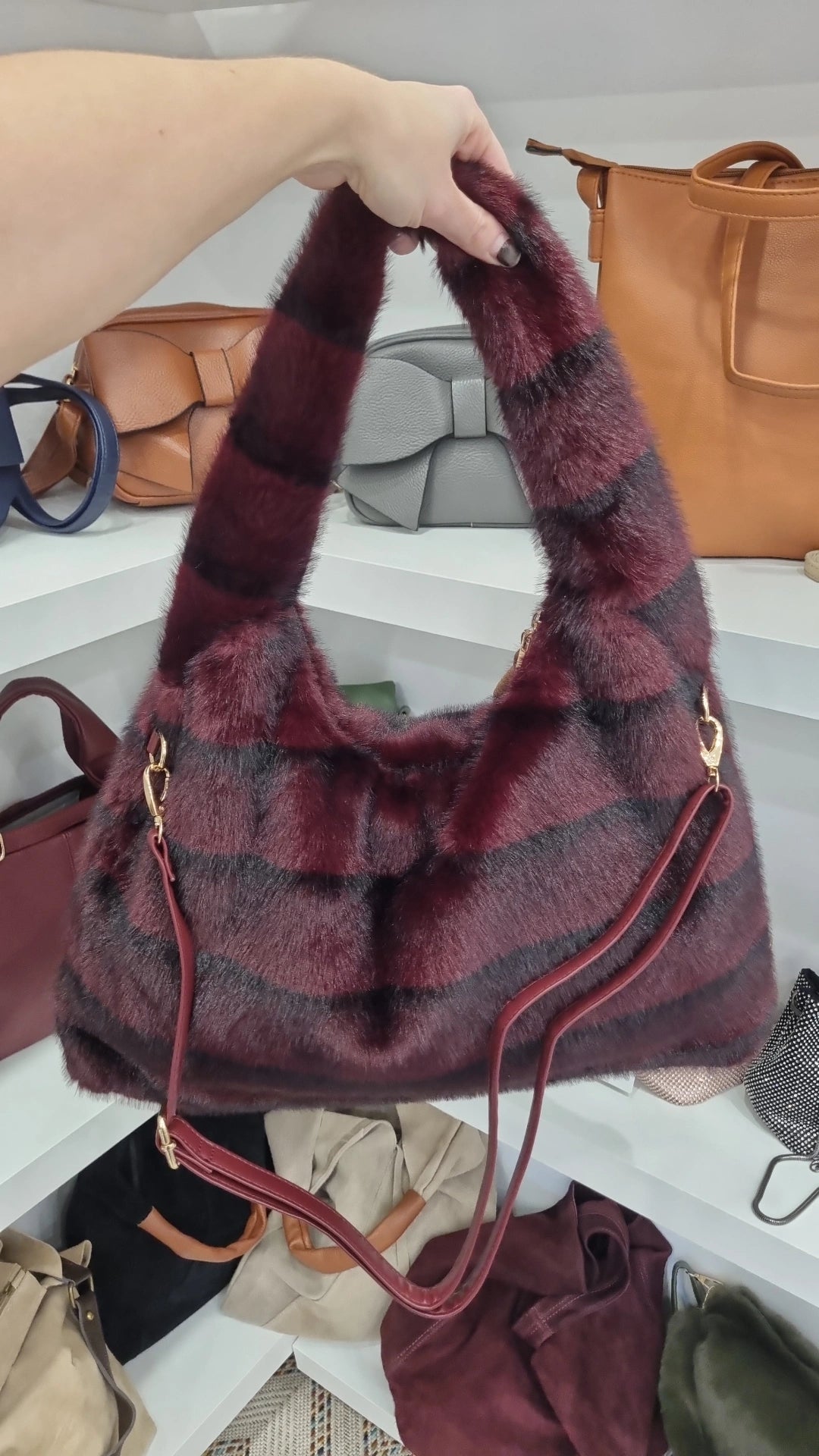 Faux fur Hobo crosbsody bag in burgandy
