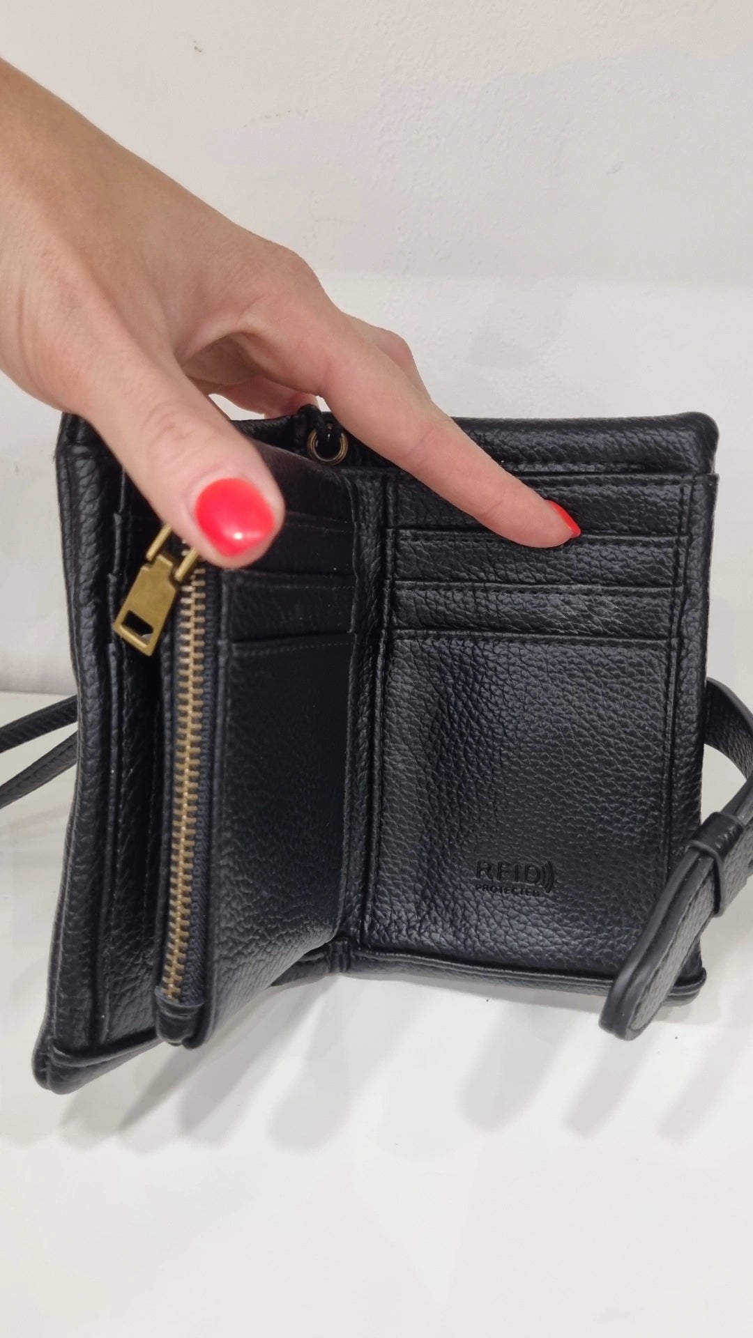 Bifold medium wristlet purse black