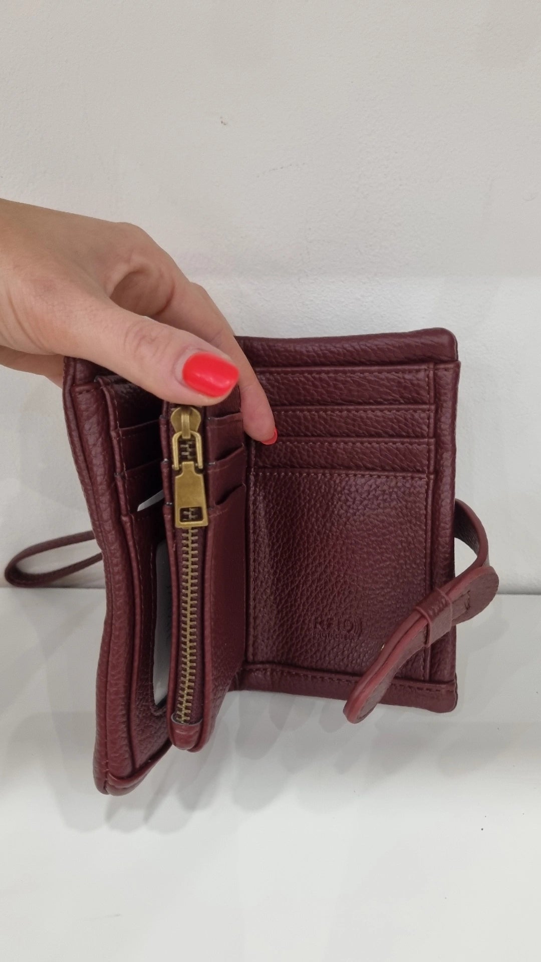 Bifold medium size wristlet purse in burgandy