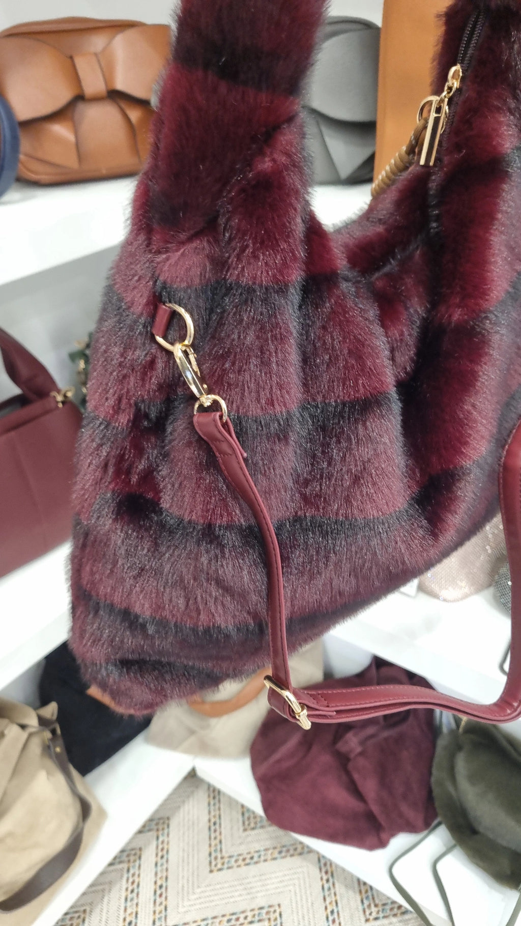 Faux fur Hobo crosbsody bag in burgandy