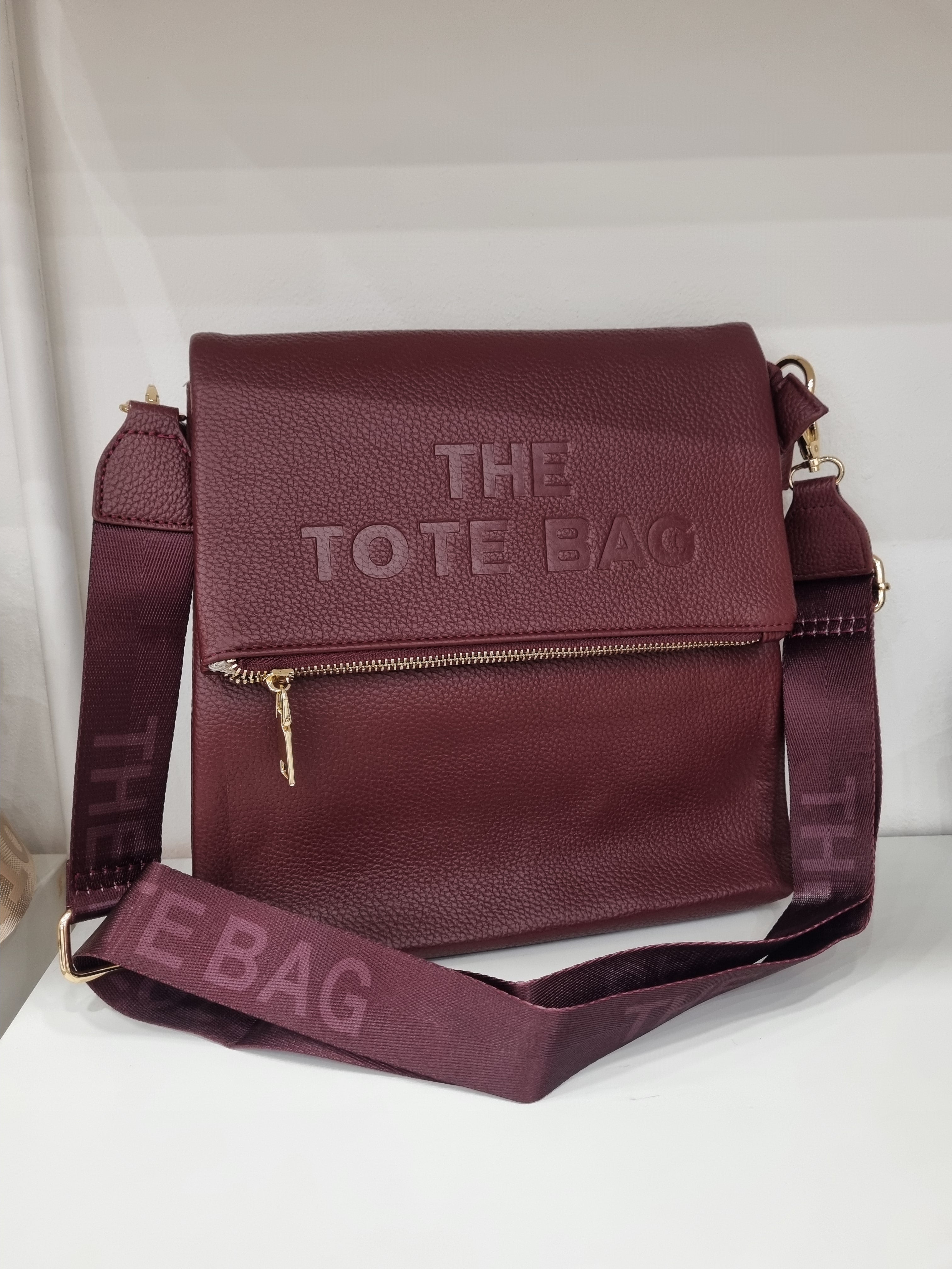 Tote messenger crosbsody in burgandy